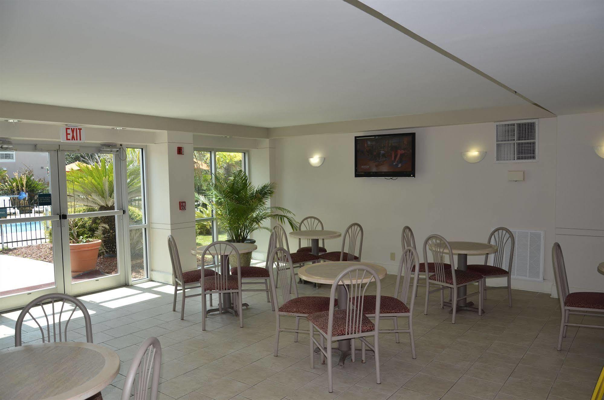 Ramada By Wyndham Luling Hotel Exterior photo